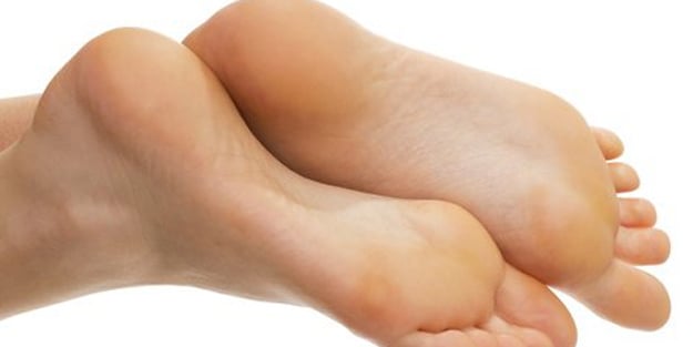 Ayaktaki nasır nasıl geçer? Ayakların altına sürülen bu besinler şifaymış!