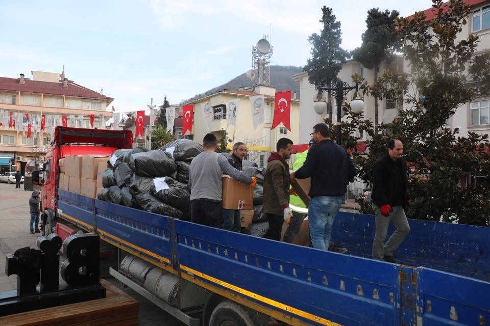 Ayancık’tan depremzedelere yardım eli 