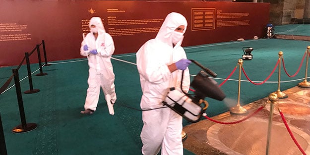 Ayasofya Camii dezenfekten ve gül suyu ile temizlendi