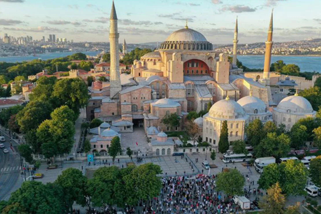 Ayasofya Camii'nde yeni skandal! Biri bu kepazeliğe 