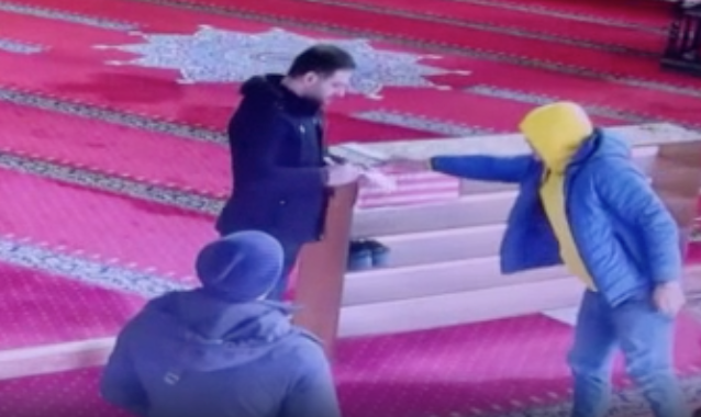 Ayasofya Camii'nden kimseye fark ettirmeden aldılar! Bütün Türkiye o kahramanları konuşuyor