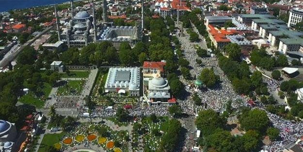 Ayasofya Camiisine kaç kişi katıldı? Cuma namazı için Ayasofya Camiisinde kaç kişi var?