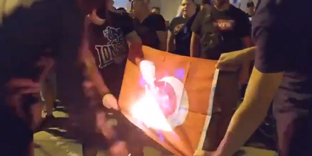 Ayasofya hazımsızlığı bunu da yaptırdı! Türk bayrağını alçakça yaktılar