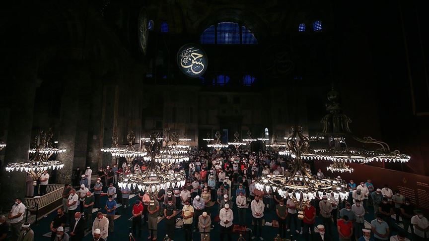 Ayasofya-i Kebir Cami-i Şerifi'ndeki sabah namazına yoğun ilgi