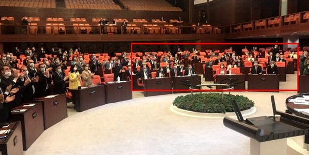 Ayasofya kararı okunurken meclis ikiye bölündü: Oturanlar ve ayakta alkışlayanlar