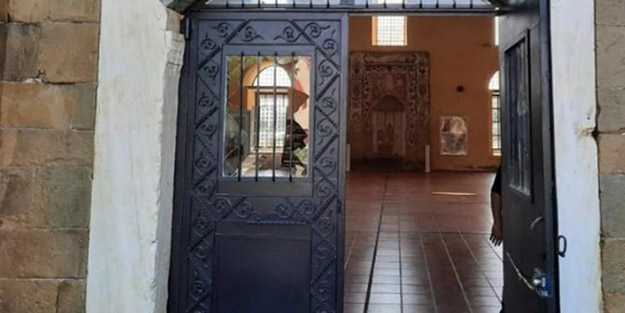 Ayasofya kararından rahatsız oldular! Yunanistan'da camiye alçak saldırı