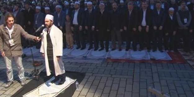 Ayasofya meydanında 2500 kişilik sabah namazı!