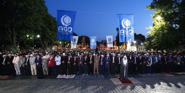 Ayasofya önlerinde fetih namazı kılındı