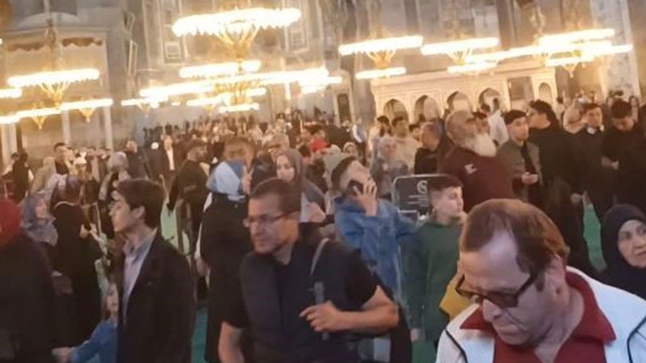 Ayasofya'da deprem anı kamerada! Ziyaretçiler korku dolu anlar yaşadı