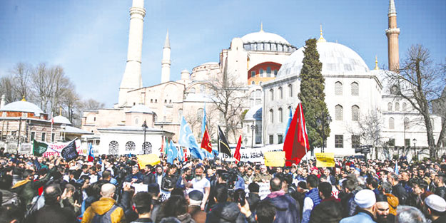 Ayasofya’da dev protesto
