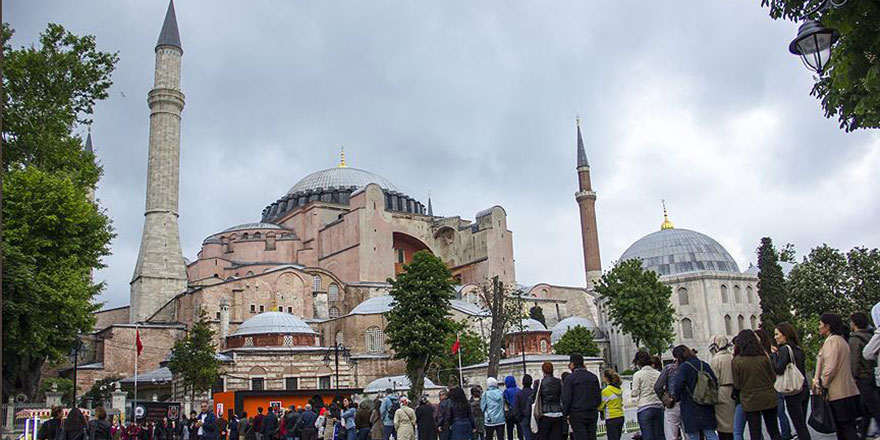 Ayasofya'da hasret kuyruğu oluştu