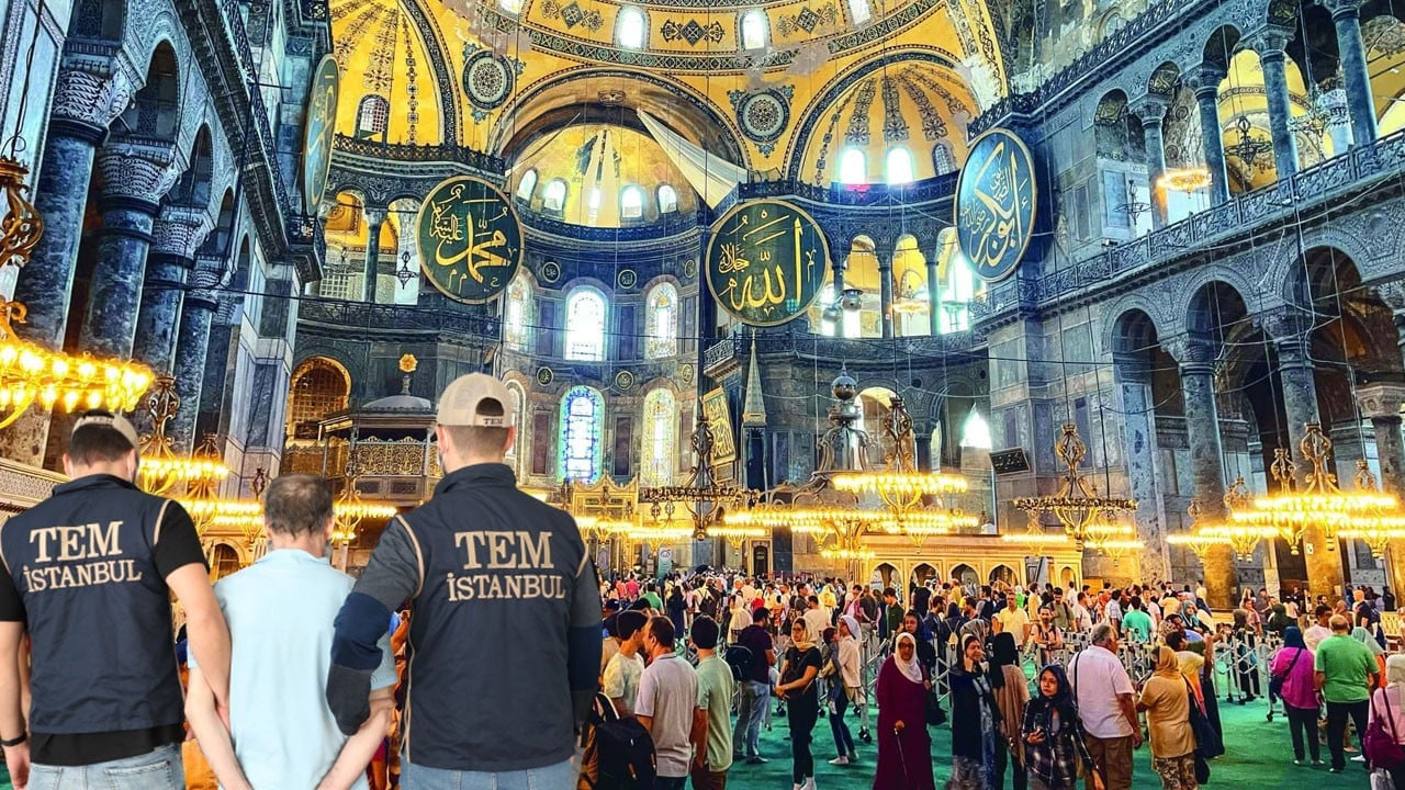 Ayasofya’da İncil okuyan Rus turistler gözaltına alındı!
