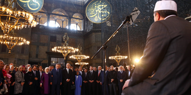 Ayasofya'da mest eden Kur'an-ı Kerim tilaveti