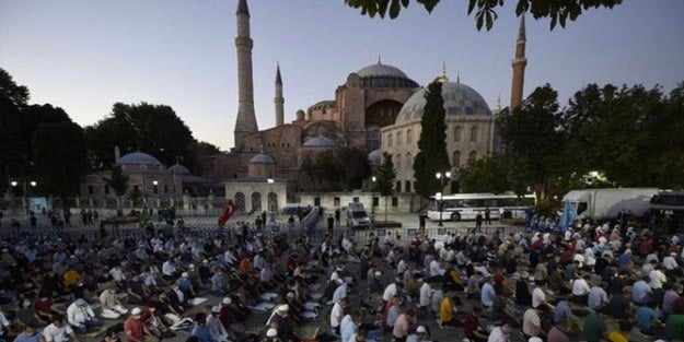 Ayasofya'da namaza kaç kişi katıldı?