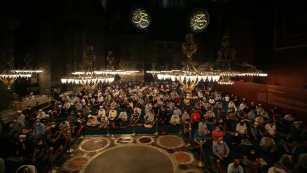 Ayasofya'da sabah namazına yoğun ilgi