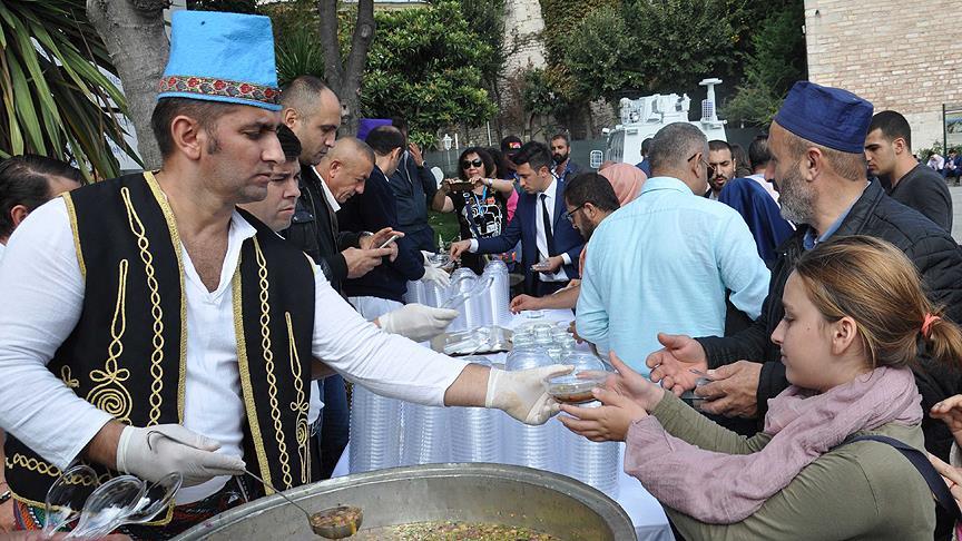 Ayasofya'da Saray Aşuresi dağıtıldı
