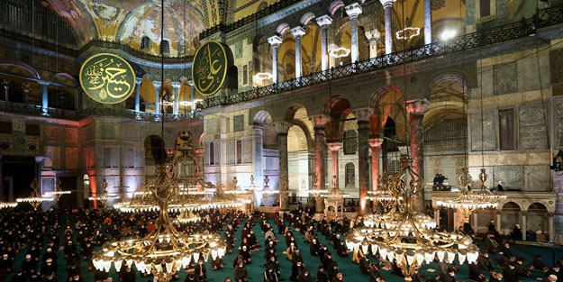 Ayasofya'da yıllar sonra Regaip Kandili çoşkusu