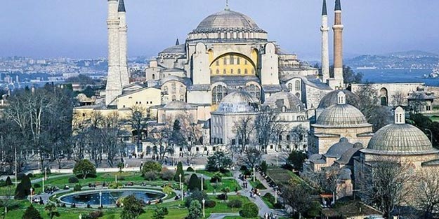 Ayasofya’daki resimler ibadet etmeye engel midir?