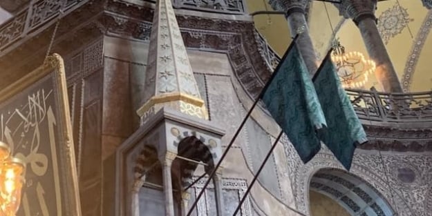 Ayasofya'daki yeşil sancak ne anlama geliyor?
