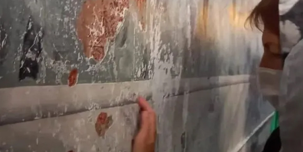 Ayasofya'dan tuhaf görüntüler! Şimdi de duvarlarını kazıyıp eve götürüyorlar