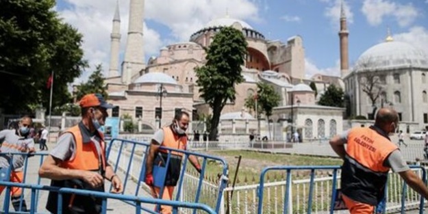 Ayasofya'nın önünde dikkat çeken hareketlilik