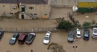 Ayazağa’da sel felaketi! Araçlar sulara gömüldü, caddeler nehre döndü!