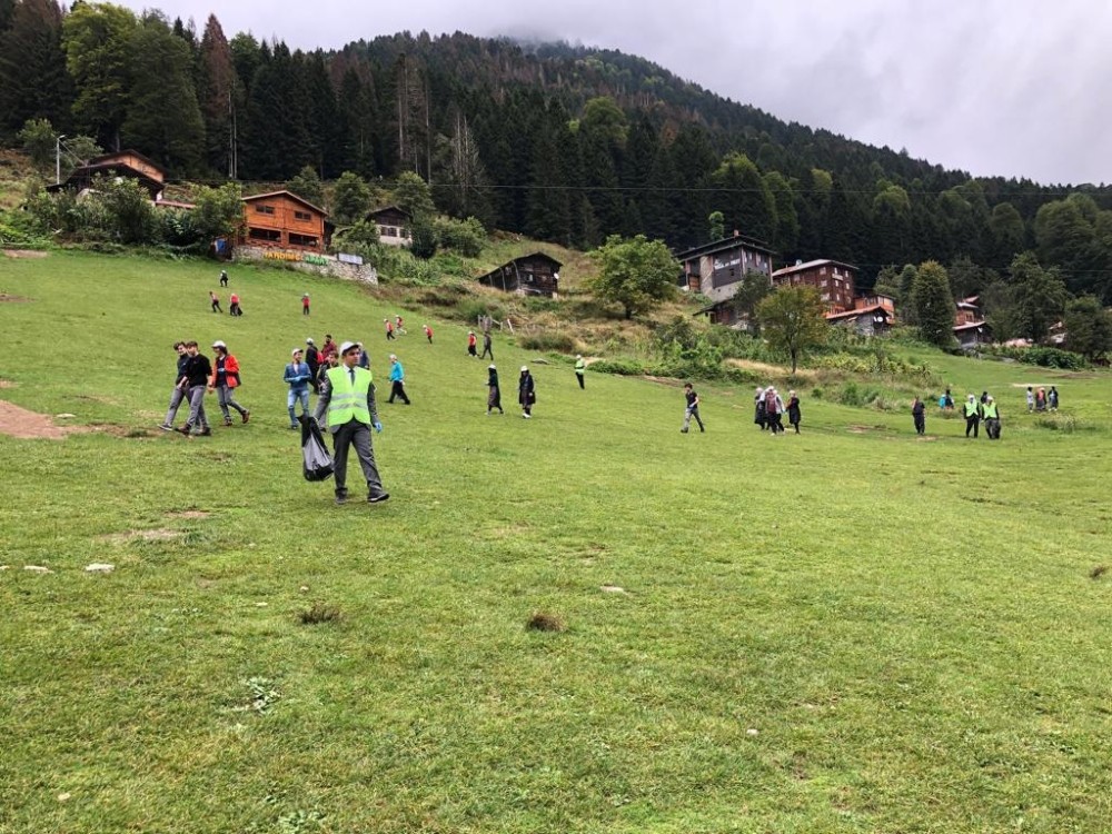 Ayder Yaylası salıncakların ardından çöplerden de temizleniyor 
