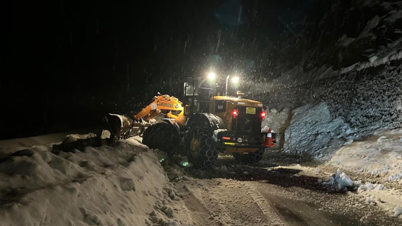 Ayder Yaylası yolunda düşen çığ nedeniyle yol ulaşıma kapandı. Trafik aksadı.