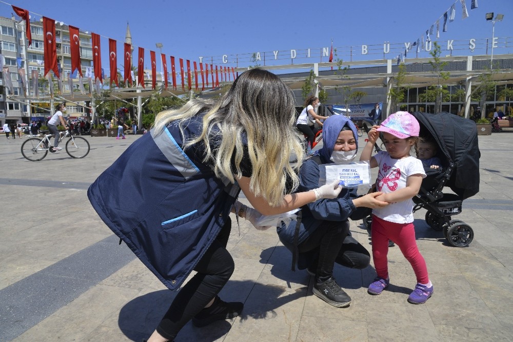 Aydın Büyükşehir Belediyesi çocuklara binlerce maske dağıttı 