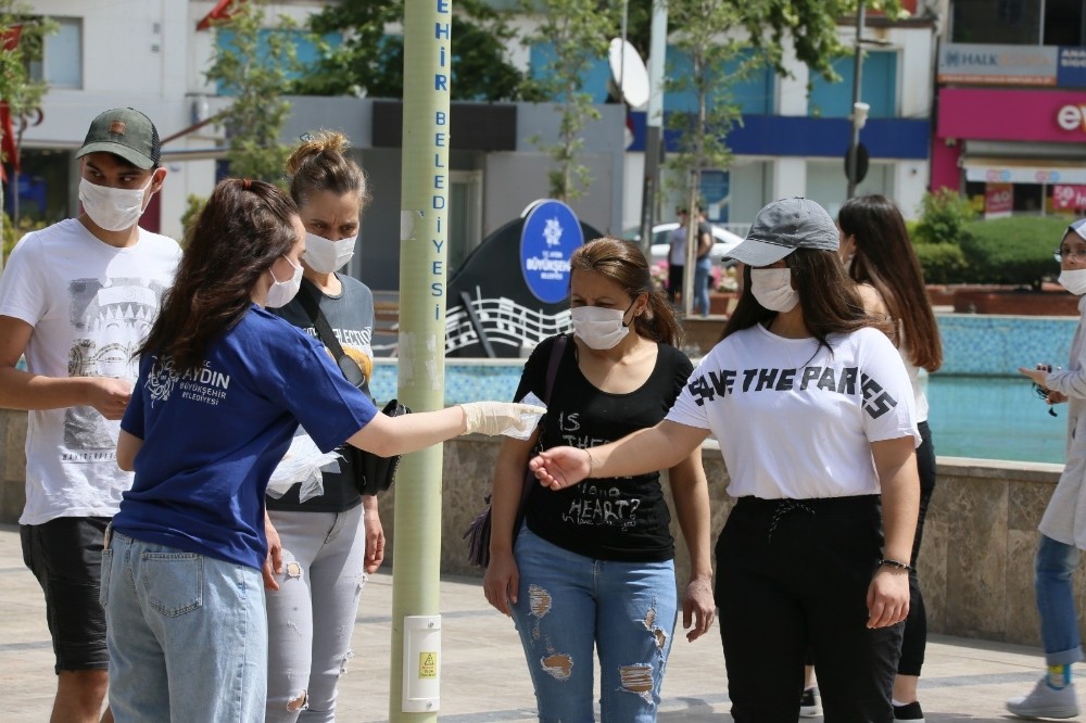 Aydın Büyükşehir Belediyesi gençlere binlerce maske dağıttı 