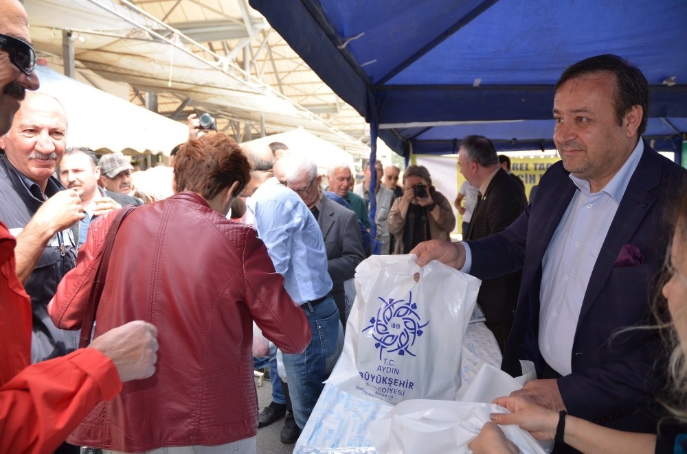 Aydın Büyükşehir Belediyesi Kuşadası’nda 50 bin fide dağıttı 