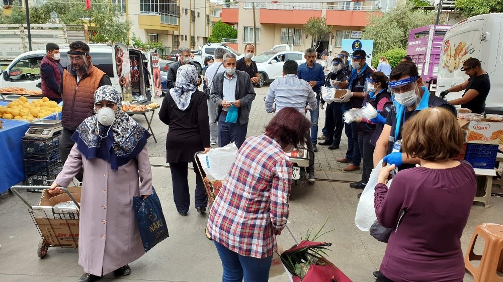 Aydın Büyükşehir Belediyesi, Nazilli’de maske dağıttı 