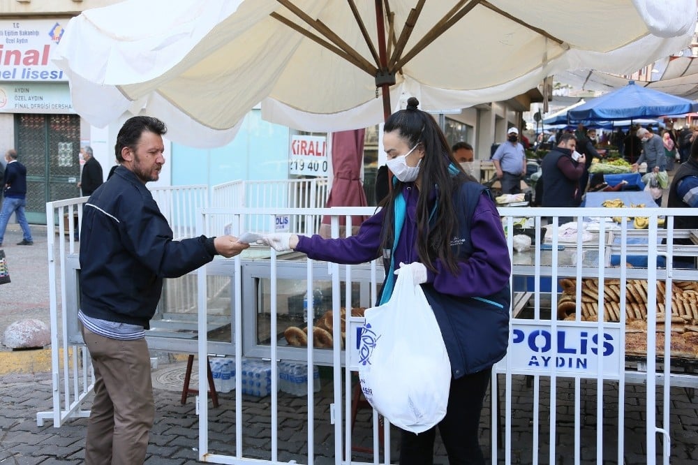 Aydın Büyükşehir Belediyesi Salı Pazarı’nda binlerce maske dağıttı 