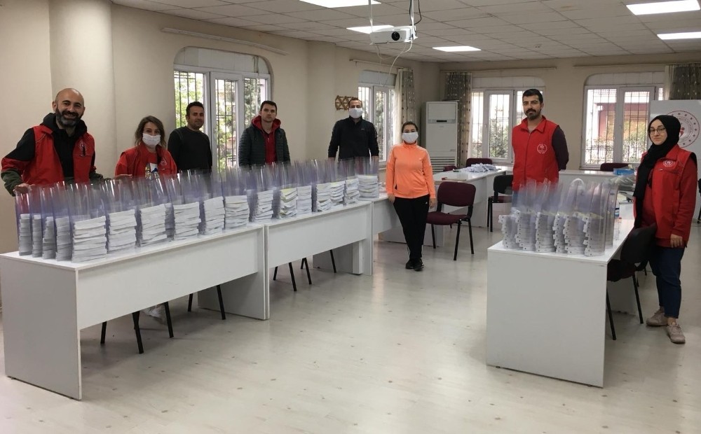 Aydın Gençlik Merkezi sağlıkçılar için ürettiği ilk siperlikleri teslim etti 