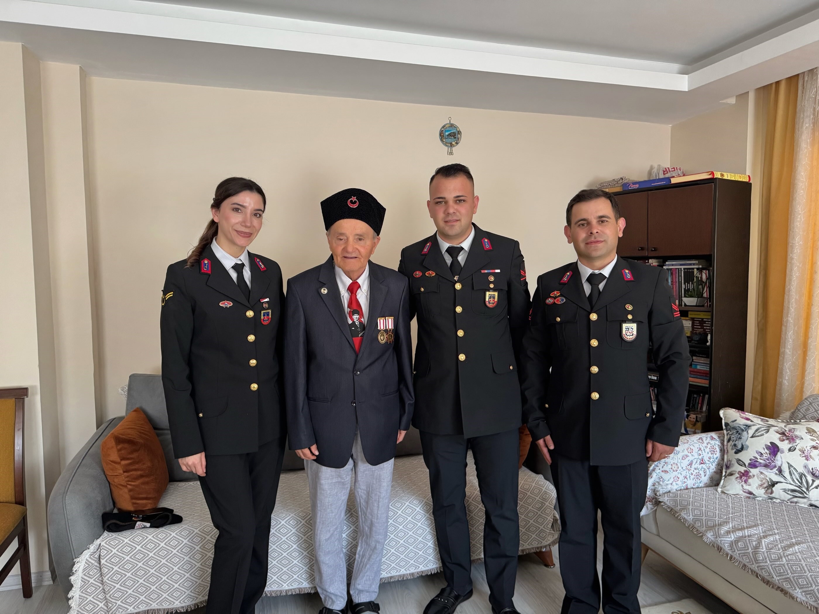 Aydın jandarması, bayramda şehit ailelerini ve gazileri unutmadı