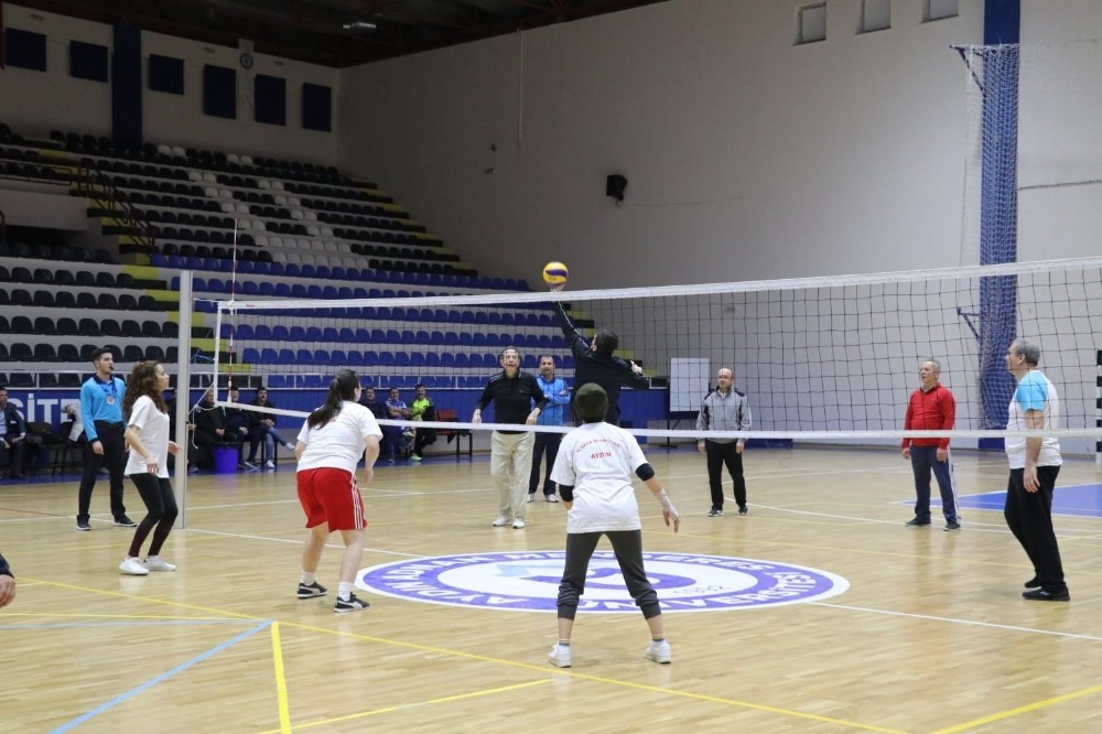 Aydın protokolü ve bayan gazetecilerden anlamlı maç 
