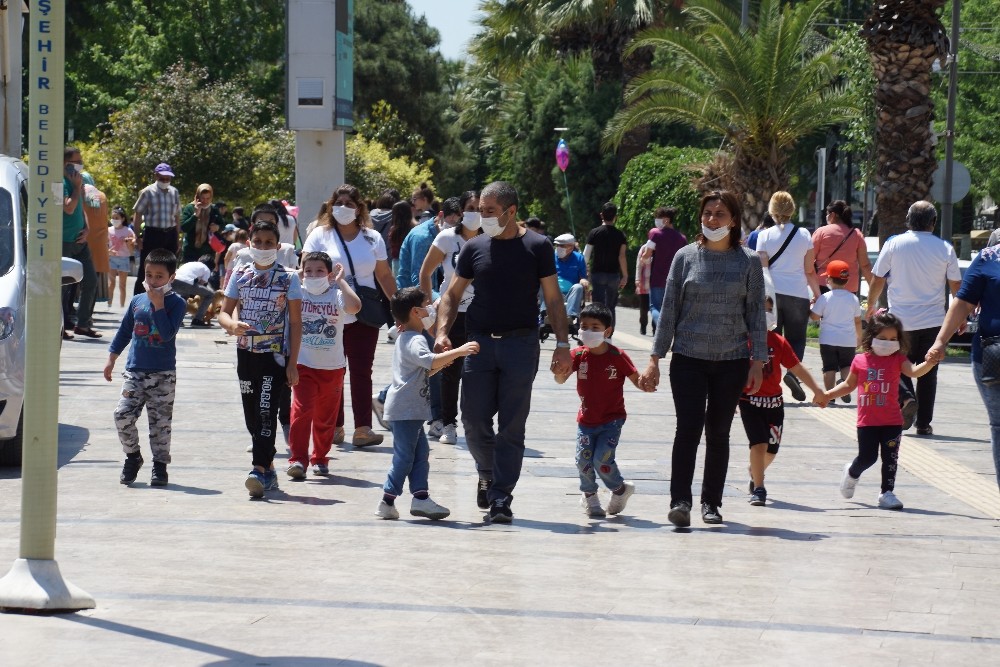 Aydın sokaklarını çocuklar doldurdu 