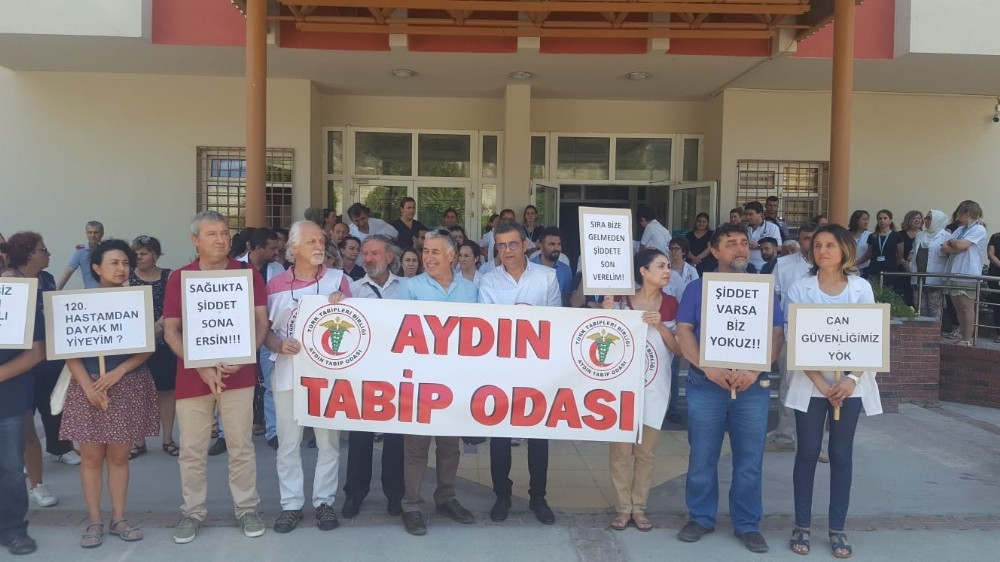 Aydın Tabip Odası, şiddet mağduru Dr. Orhan Bayır’e destek için Söke’ye çıkarma yaptı 