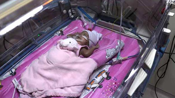 Aydın'da 565 gram doğan Şenay bebek yaşama tutundu