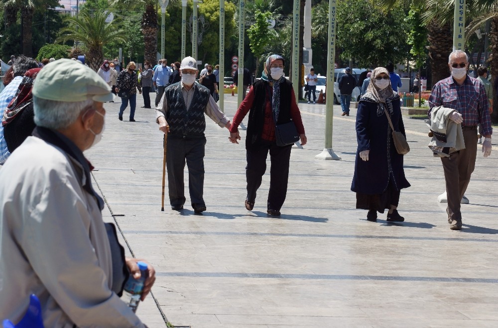 Aydın’da 65 yaş üstü vatandaşlar sıcak havanın keyfini çıkardı 