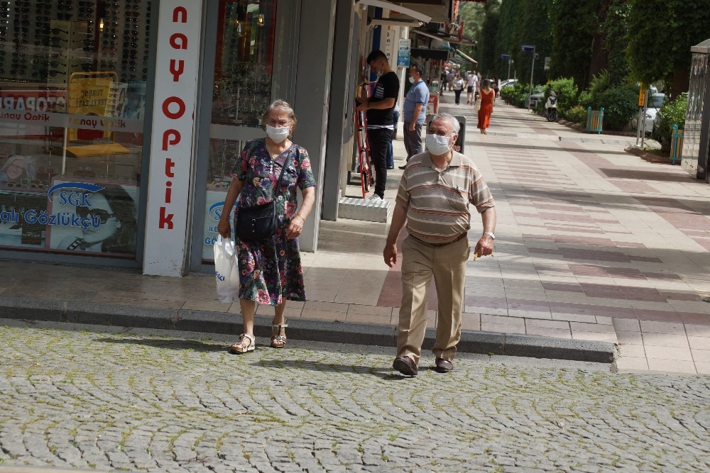 Aydın’da 65 yaş üstü vatandaşlar sokağa çıkmaya başladı 