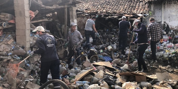 Aydın'da bir evden 16 kamyon çöp çıktı