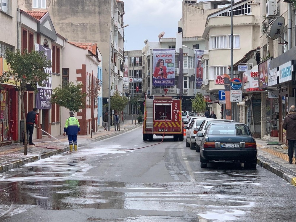 Aydın’da cadde ve sokaklar dezenfekte ediliyor 