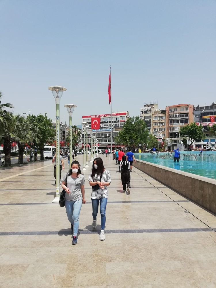 Aydın’da gençler sokağa akın etti 