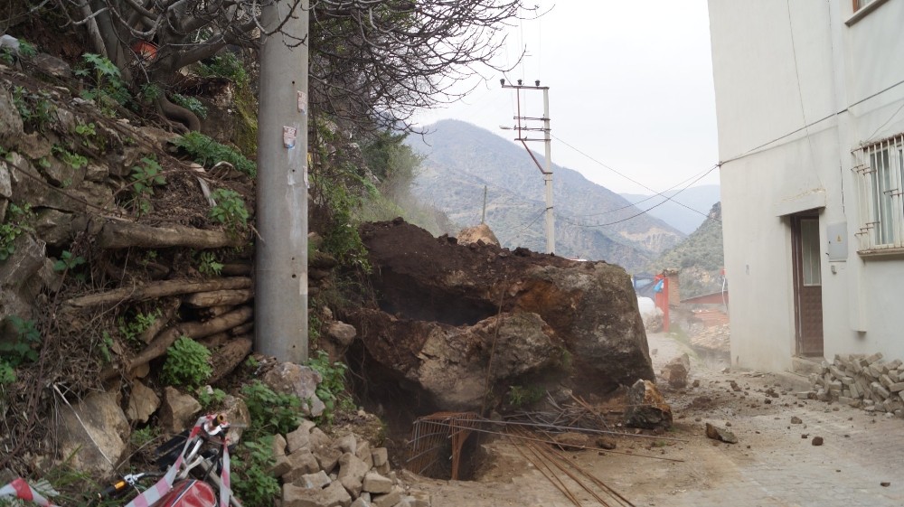 Aydın’da heyelan yol kapattı 