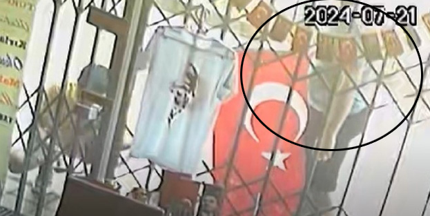 Aydın'da iki gencin hareketi gündem oldu: Türk bayrağına bunu yaptılar!