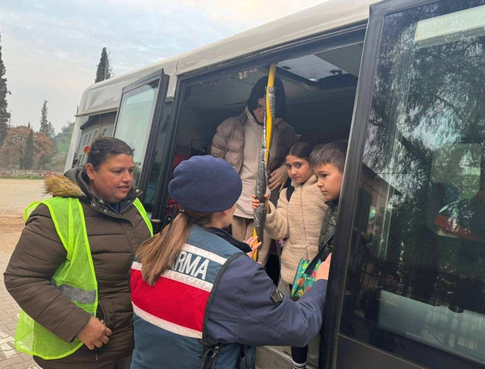 Aydın’da jandarma ekiplerinden okul önü denetimi