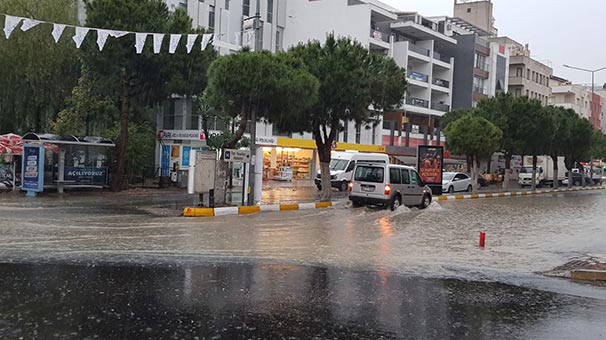 Aydın'da köprülü kavşaklar şelaleye döndü
