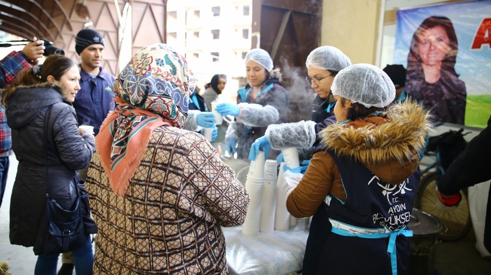 Aydın’da pazarcı esnafı ve vatandaşlar büyükşehrin çorbasıyla ısınıyor 