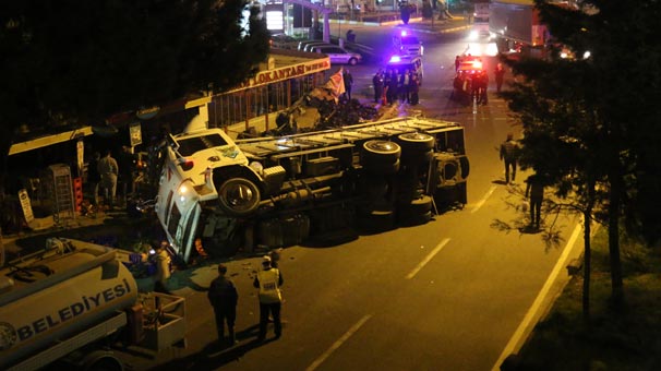 Aydın'da polisten kaçan kamyon sürücüsü kaza yaptı